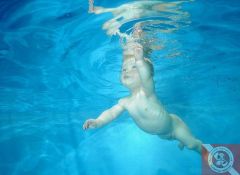 child_underwater_9.jpg