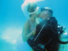 Подводный поцелуй молодых