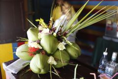 Оформление стола из кокосов в баре Тринидада