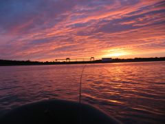 Летний закат во время рыбалки